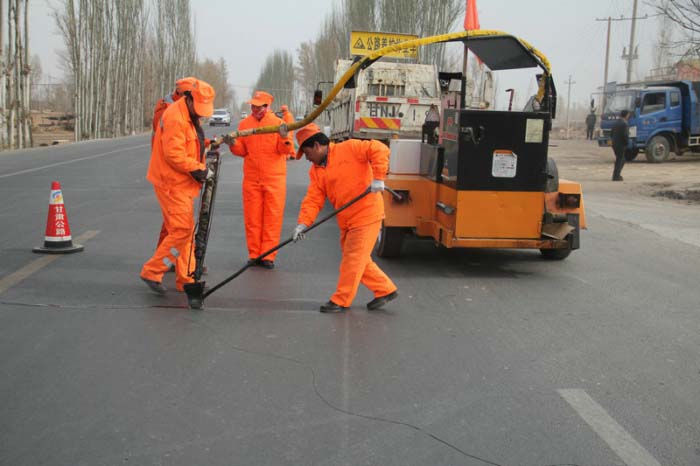 灌缝胶进行道路裂缝修补施工