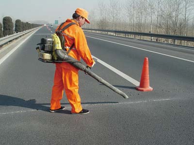 道路密封胶灌缝前吹扫
