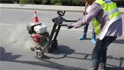 道路灌缝胶施工开槽