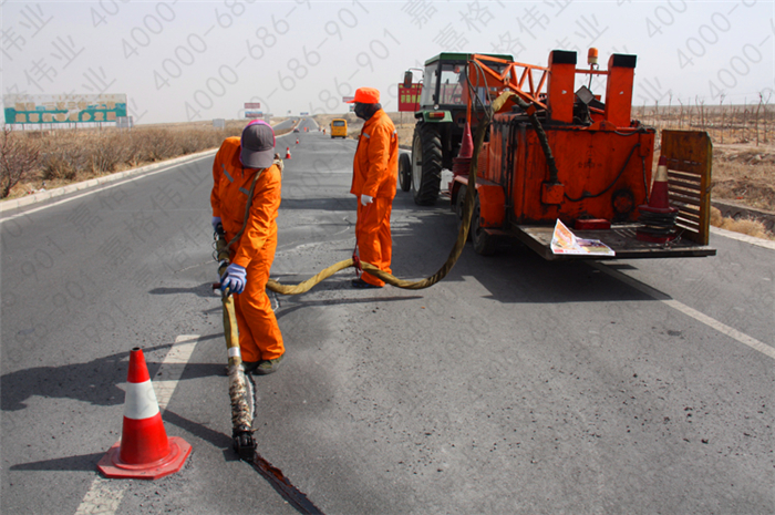 道路裂缝灌注选择沥青好还是道路灌缝胶好